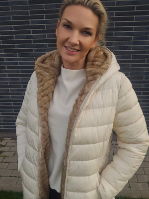 Kreminė striukė su kapišonu 